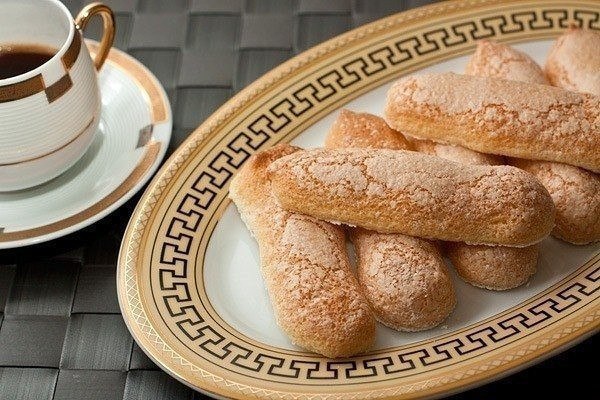 Бисквитное печенье Савоярди, или “дамские пальчики” – обязательный компонент Тирамису